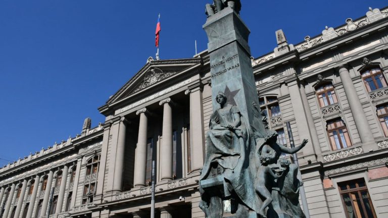 Region Metropolitana #Santiago Hombre se quemó a lo bonzo frente al Palacio de Tribunales: Rápida acción policial salvó su vida