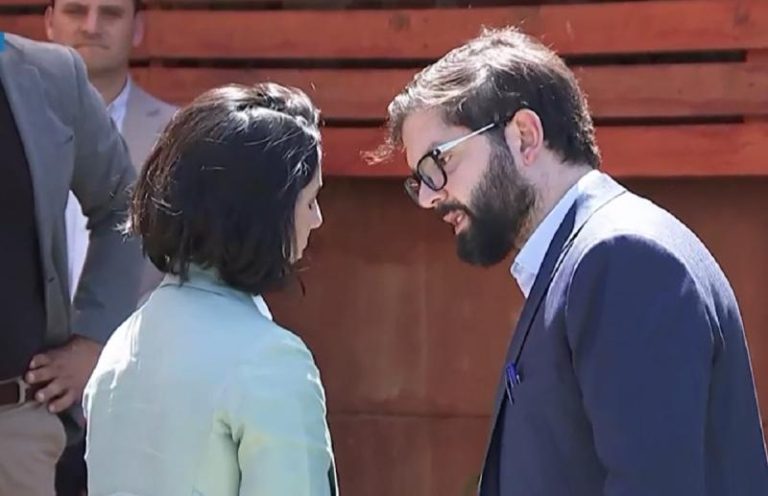 Nacional #PresidenteBoric «Voy a responder todo»: Boric protagoniza tenso momento con su jefa de prensa durante pauta sobre Monsalve