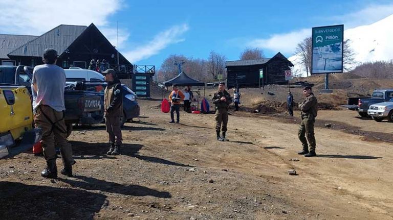Region de La Araucania #villarrica Sorprenden otra vez a grupo de excursionistas ingresando a perímetro de restricción del volcán Villarrica.