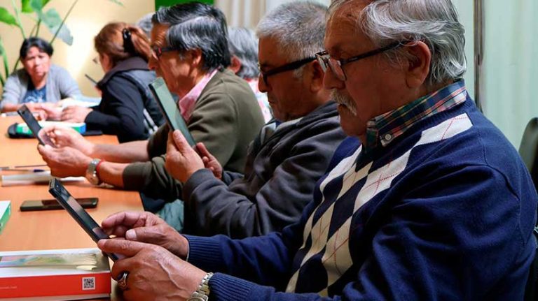 Region de La Araucania #Temuco Personas mayores de Temuco realizan taller digital y reciben tablets de regalo