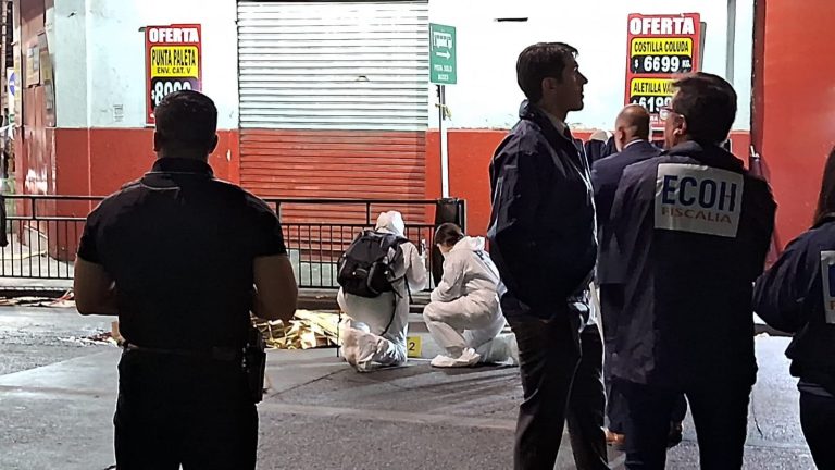 Un muerto y un herido de gravedad tras balacera en la vía pública en Recoleta