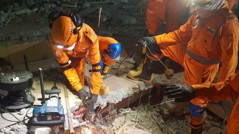 Noticias Internacionales : Rescatan vivo a un hombre entre escombros de hotel 5 días después del terremoto en Birmania