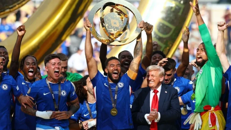 Deportes Internacional #fútbol  No quiso perderse el momento: Trump desoyó invitación a salir y festejó con el Chelsea el Mundial de clubes