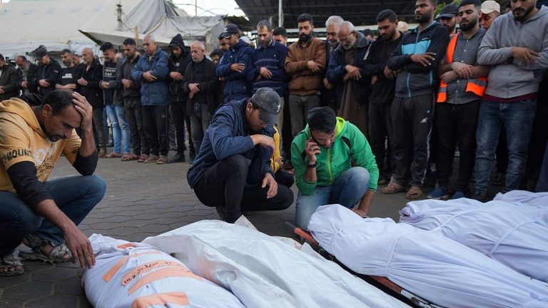 Internacional  Al menos 40 muertos en Gaza tras bombardeos israelíes y estampida en punto de ayuda