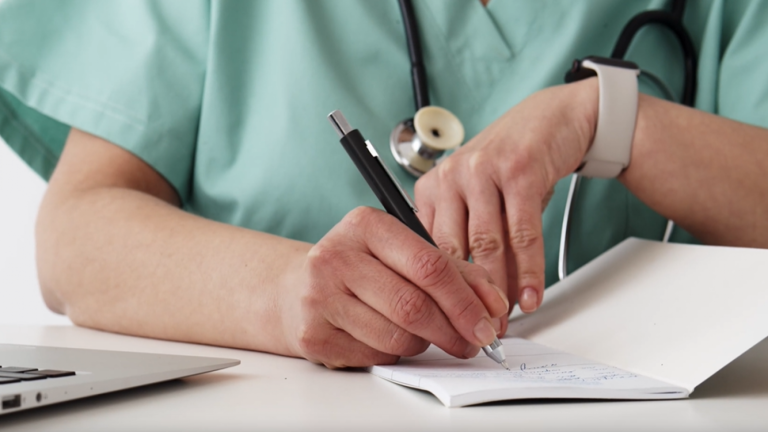 #pemuco : 5 médicos extranjeros fueron formalizados por autoemitirse licencias médicas falsas
